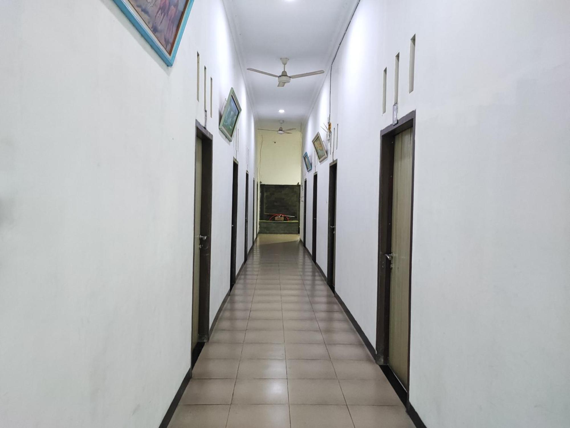Reddoorz Syariah Near Universitas Batanghari Джамби Экстерьер фото