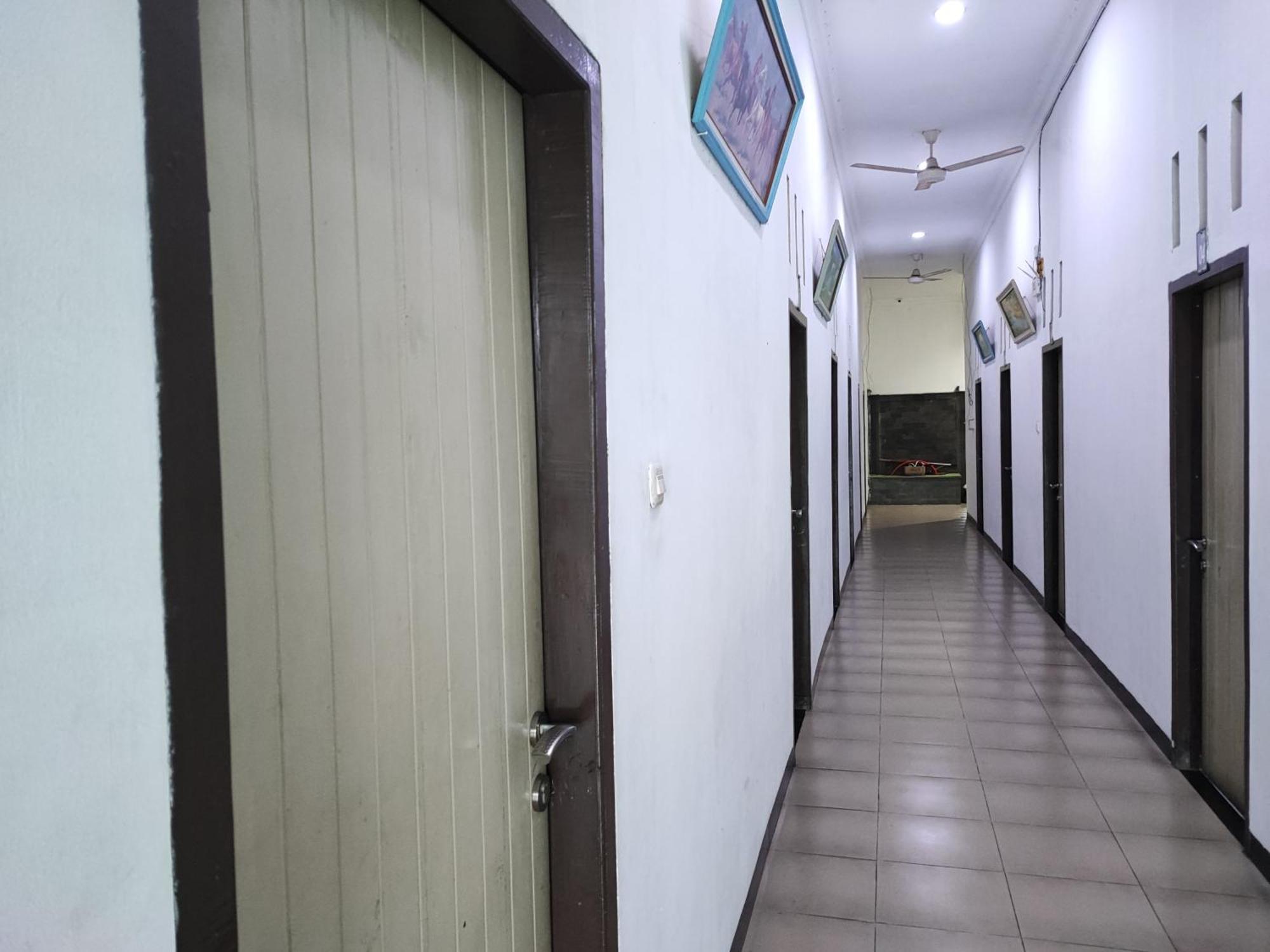 Reddoorz Syariah Near Universitas Batanghari Джамби Экстерьер фото