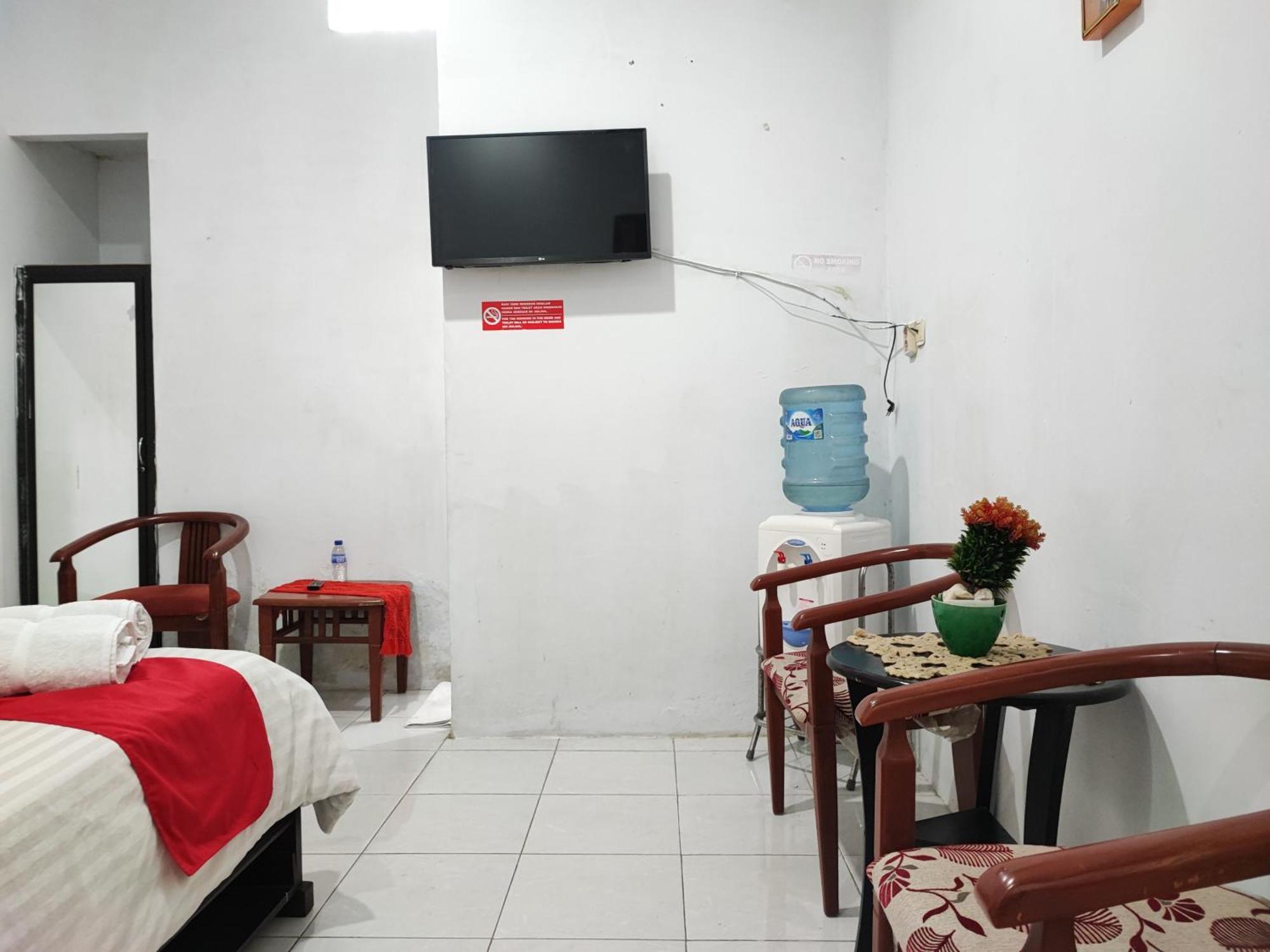 Reddoorz Syariah Near Universitas Batanghari Джамби Экстерьер фото