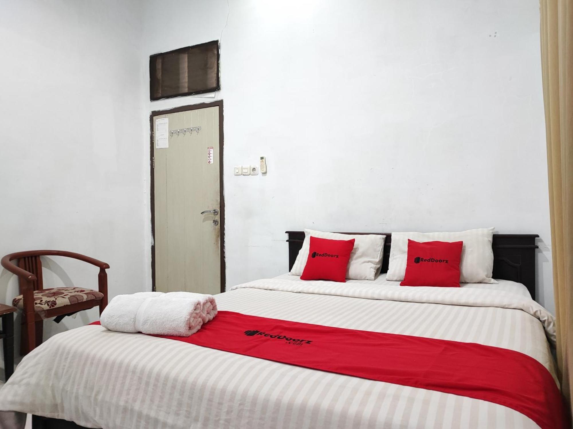 Reddoorz Syariah Near Universitas Batanghari Джамби Экстерьер фото